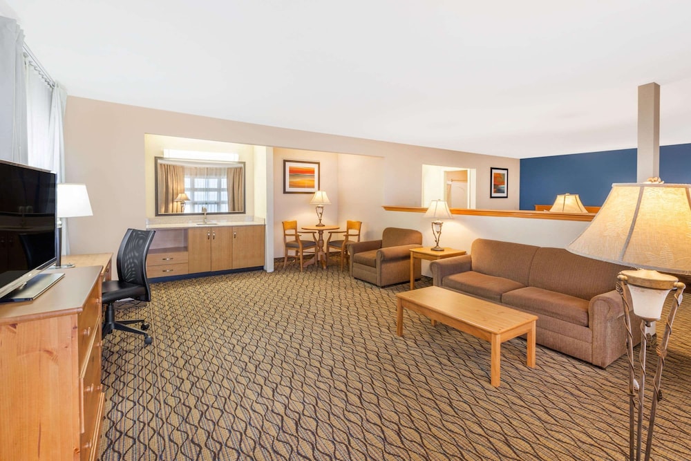 Baymont by Wyndham St. Ignace Lakefront - photo 17