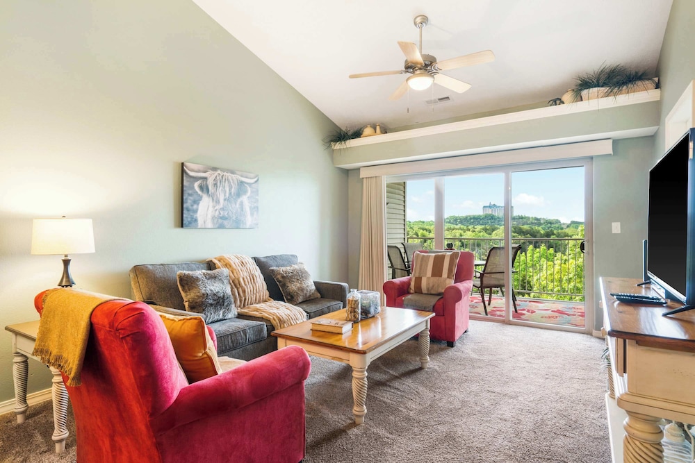 Majestic Sunset Duo: Stay for 14 — 4-Star Luxury Hotel in Branson, United States