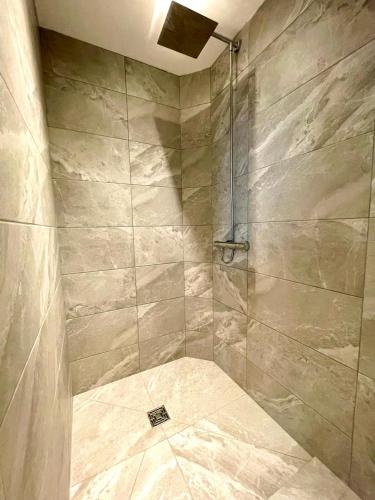 Stunning & Stylish 2 Bedroom Apartment 5 Minute Walk to the Best Beach Great Location FREE Parking Fast WiFi Smart TV Newly decorated sleeps up to 4 Close to Bournemouth & Poole Town Centre & Sandbanks — 4-Star Luxury Hotel in Bournemouth, United Kingdom