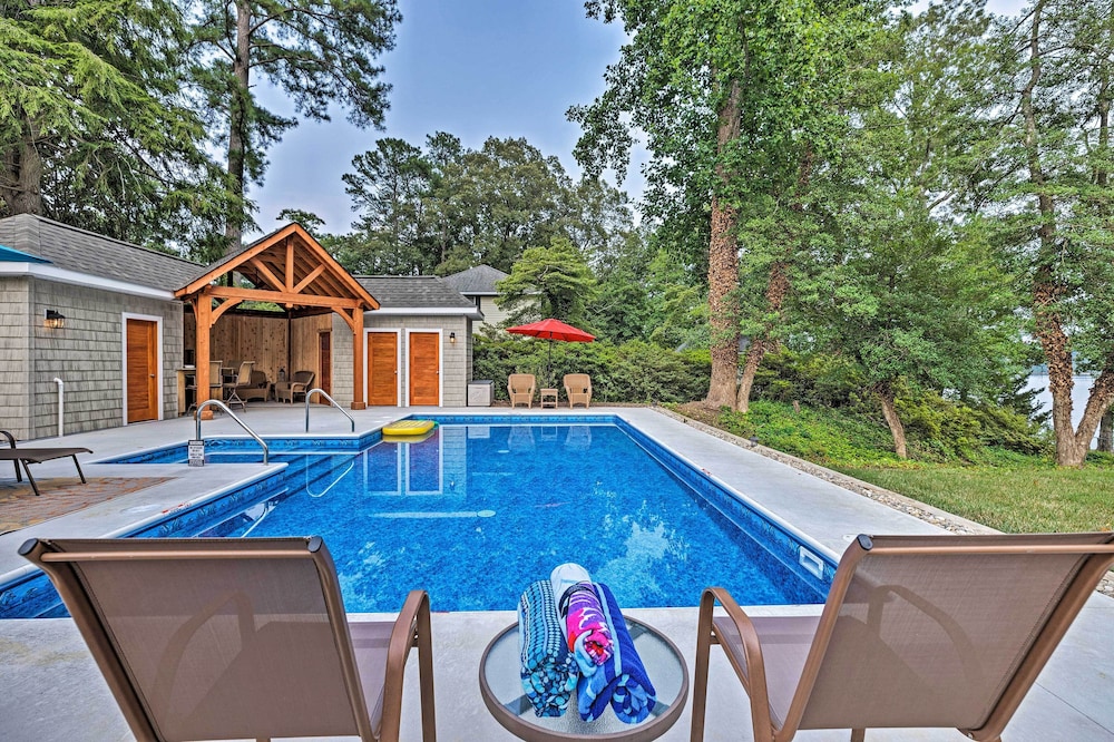 Riverfront Paradise with Hot Tub and Pool in Kinsale — hotel in Piney Point Village