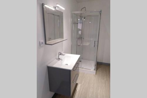 Maison de 2 A 8 personnes 5 chambres — 4-Star Luxury Hotel in Portbail, France