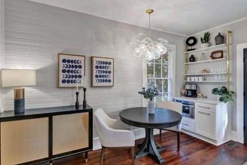 The Wren's Nest 1BR 2BA Guesthouse — 4-Star Luxury Hotel in Columbia, United States