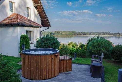 Dom na wzgórzu z widokiem na jezioro z balią i sauną — hotel in Lipnica