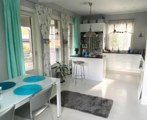 Hienoa talo porealtaalla lähellä Helsinkiä ja lentokenttää in Tuusula, Finland