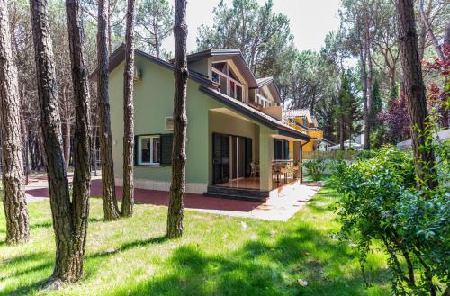 Forest Cottage middle of forest & near the beach — 4-Star Luxury Hotel in Golem, Albania