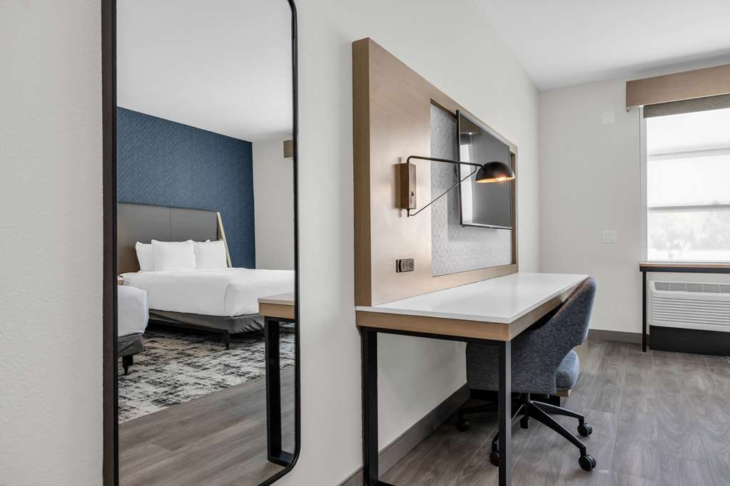 La Quinta Inn & Suites by Wyndham San Jose Airport Downtown - photo 62
