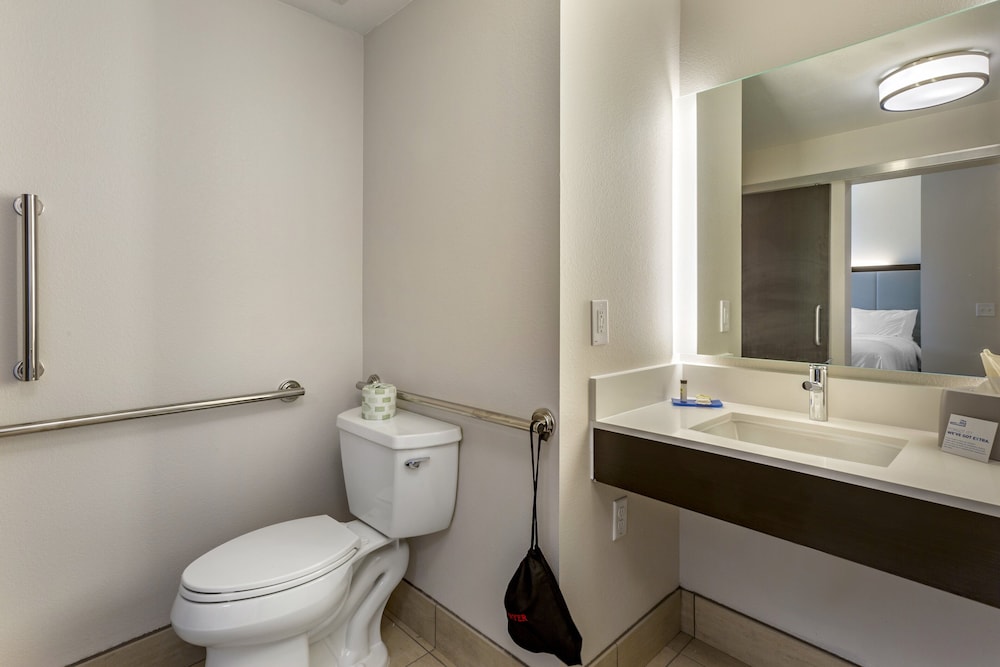 Holiday Inn Express & Suites Phoenix Dwtn State Capitol by IHG - photo 23