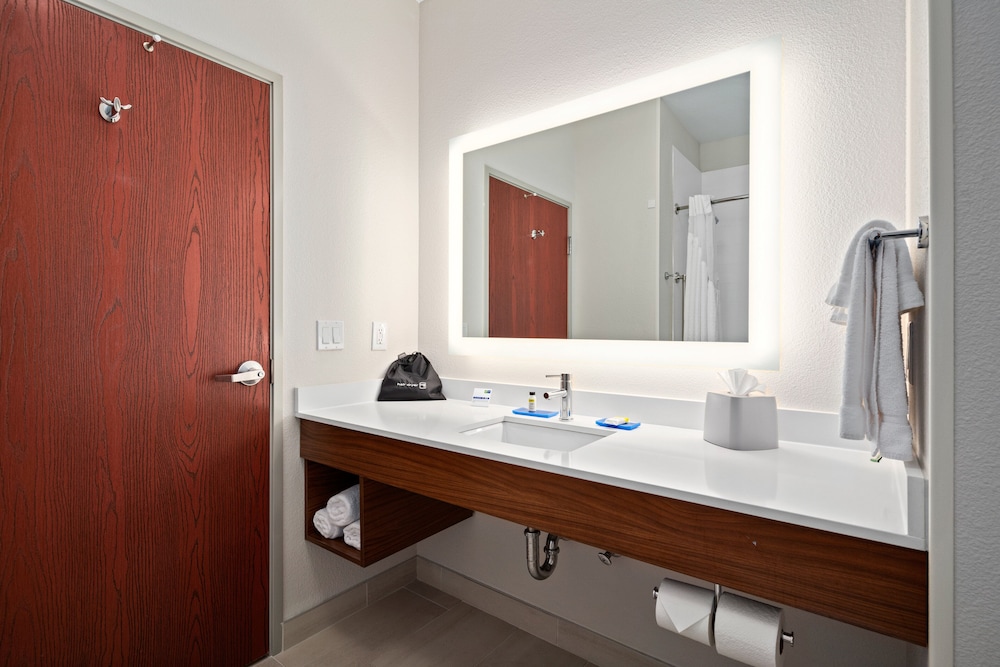Holiday Inn Express Suites Van Buren Ft Smith Area by IHG - photo 35