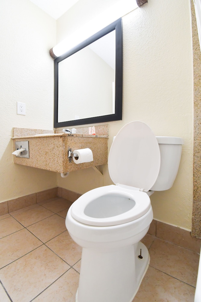 OYO Hotel Tyler Northwest Mineola Hwy - photo 21