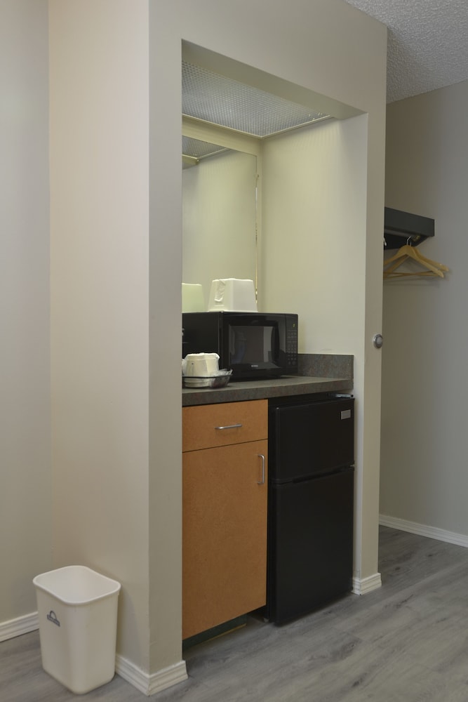 Days Inn & Suites by Wyndham Airport Albuquerque - photo 24