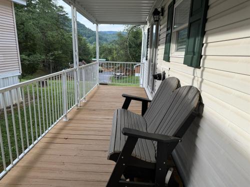 2BR Retreat with Mountain Views - last minute hotel in Pigeon Forge