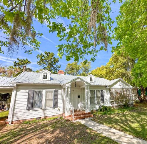 Adorable 1920s home near UF stadium sleeps 10 — 4-Star Luxury Hotel in Gainesville, United States