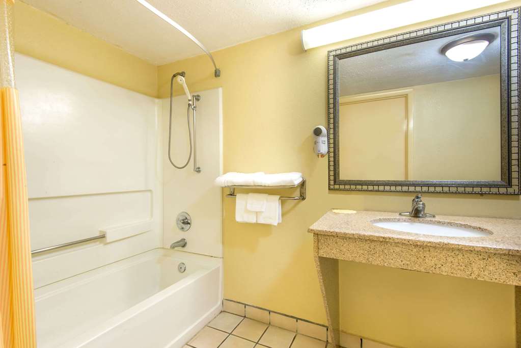Days Inn by Wyndham Shorter - photo 6