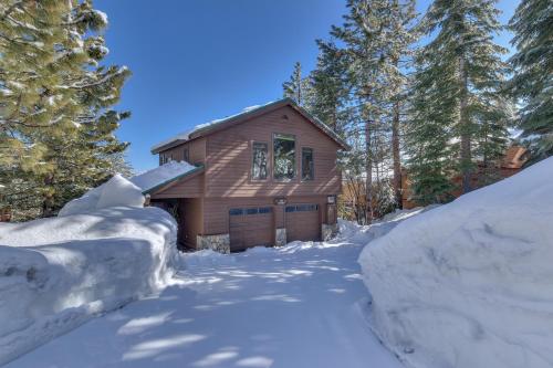Above the Pines Hot Tub Pet Friendly Gym and Pool Access in Truckee, United States