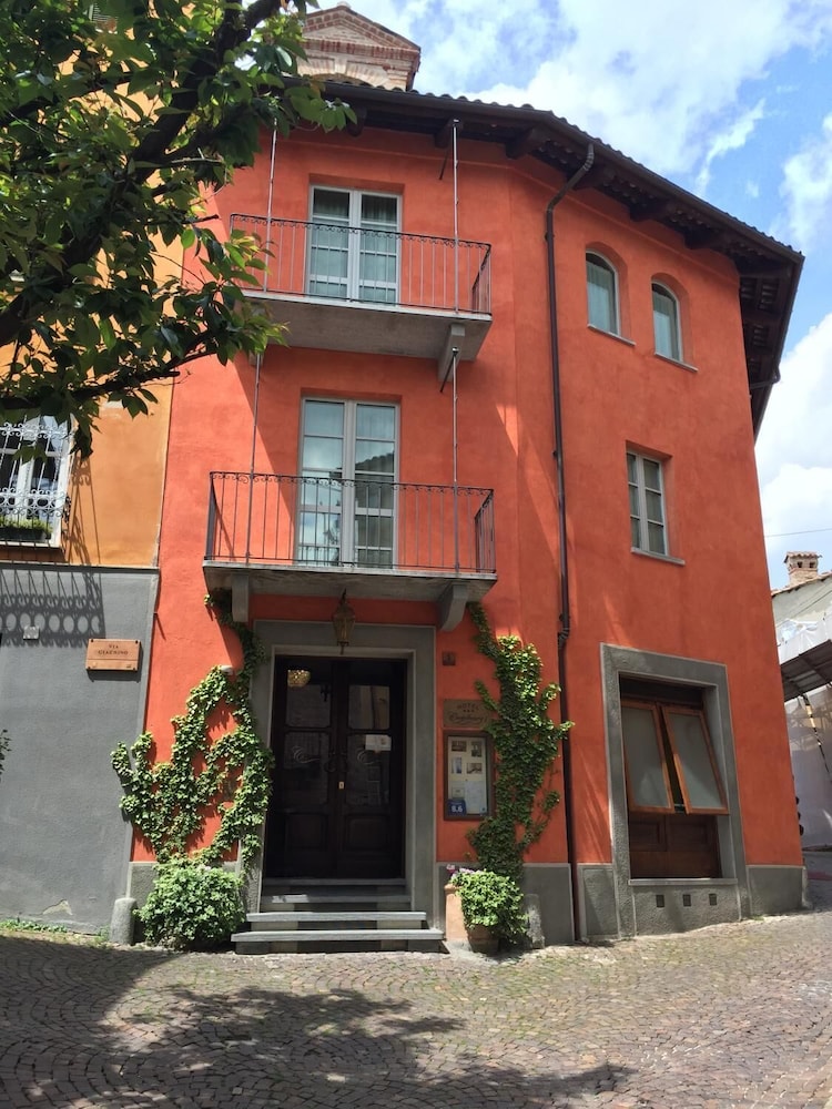 Castelbourg — hotel in Bricco Di Neive