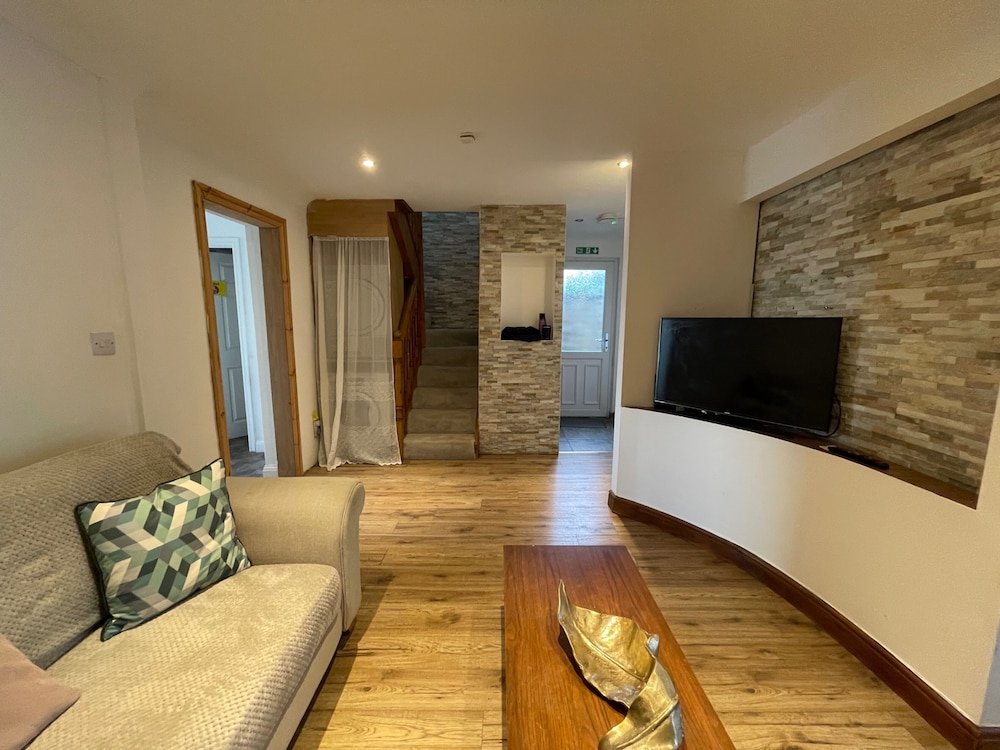 4 bed Barnwell Retreat Sleeps10 Garden & Parking in Stevenage, United Kingdom