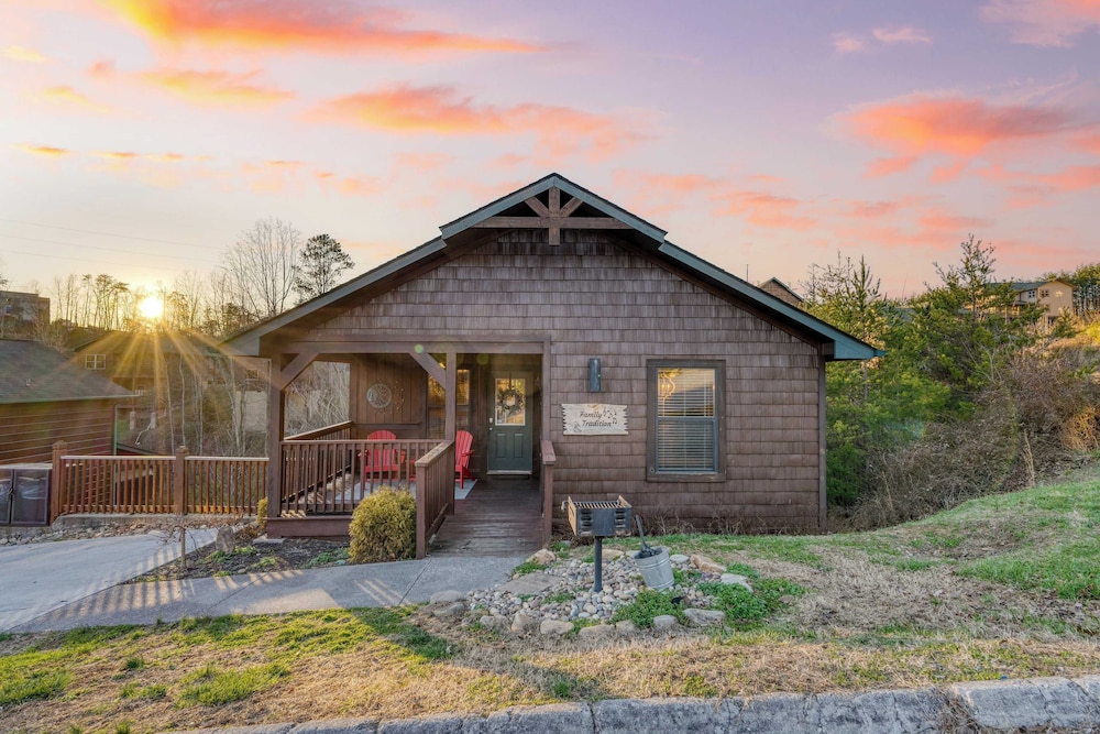 Bear Cove by Avantstay Hot Tub Pool Table - featured photo