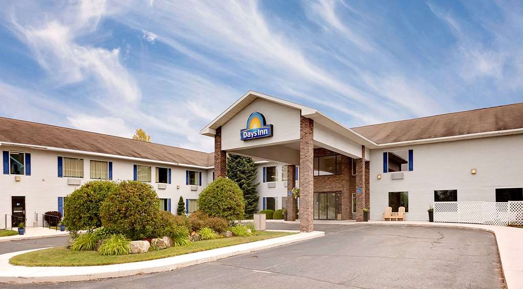 Days Inn by Wyndham Cadillac - featured photo