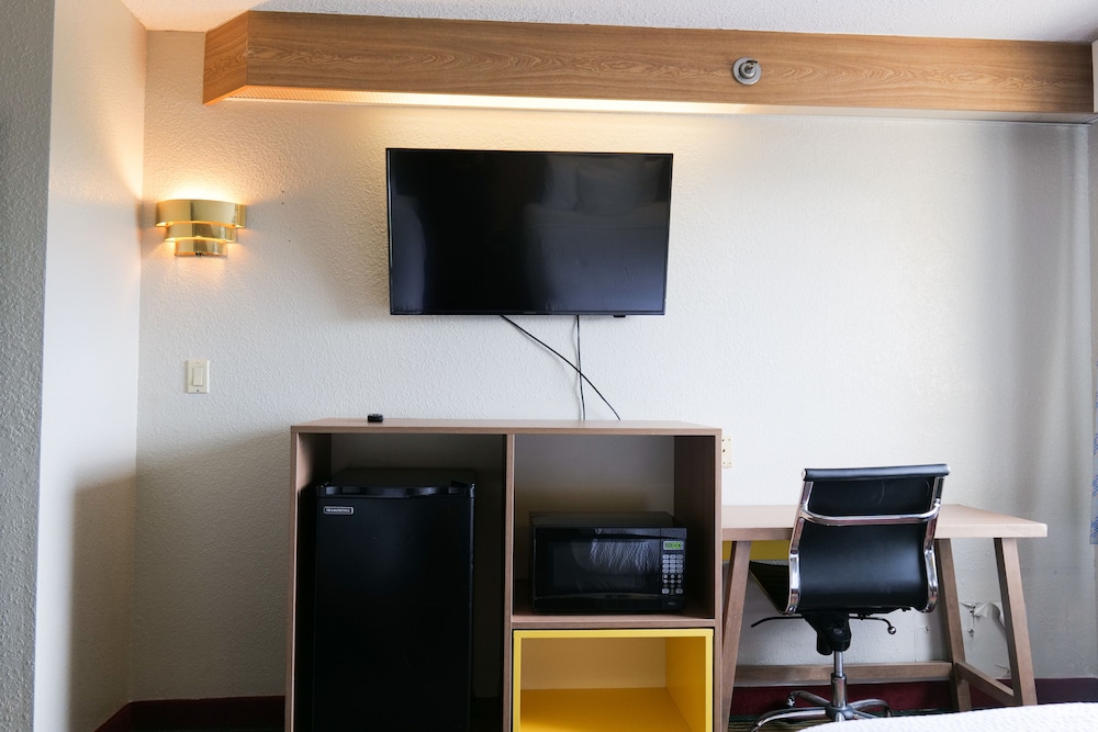 Days Inn by Wyndham Flint Bishop International Airport - photo 9