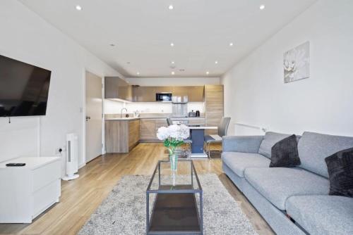 Canning Town 2 Bed Apartment — 4-Star Luxury Hotel in London, United Kingdom