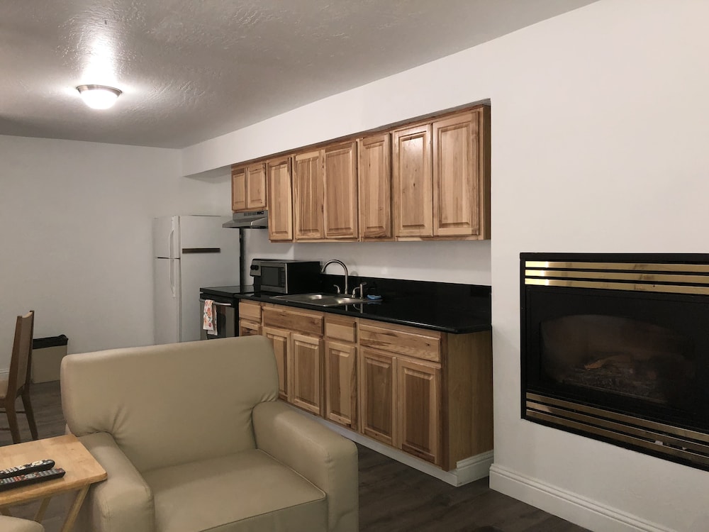 Cedar Inn & Suites - photo 9