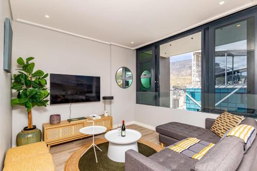 Outdoor pool Apartment Gym Bar & views