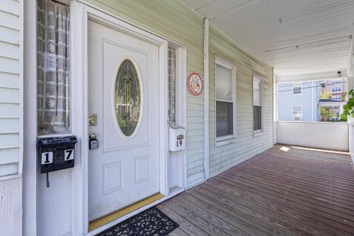 19 Malden 3Br Apt on 2F with WIFi and Free parking with Windows AC — 4-Star Luxury Hotel in Malden, United States