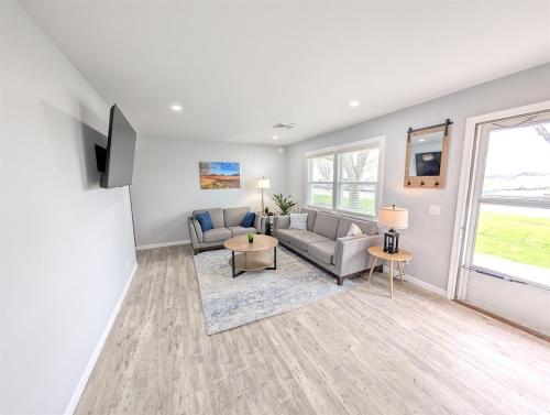 Relaxing River View Stay Renovated 3BR Home — 4-Star Luxury Hotel in Fremont, United States