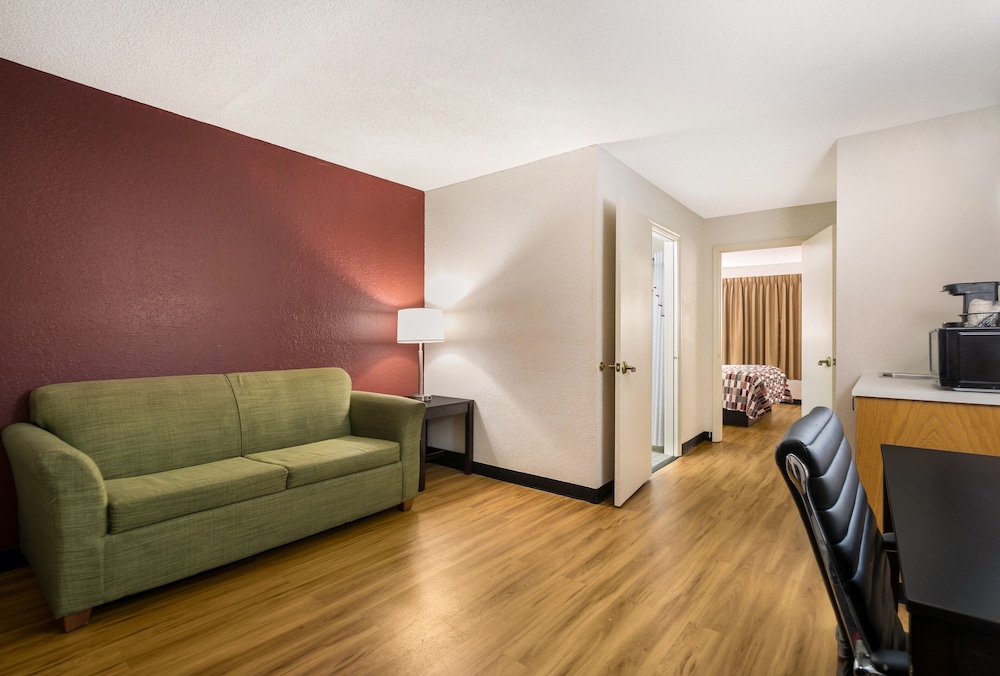 Red Roof Inn & Suites Knoxville East - photo 6