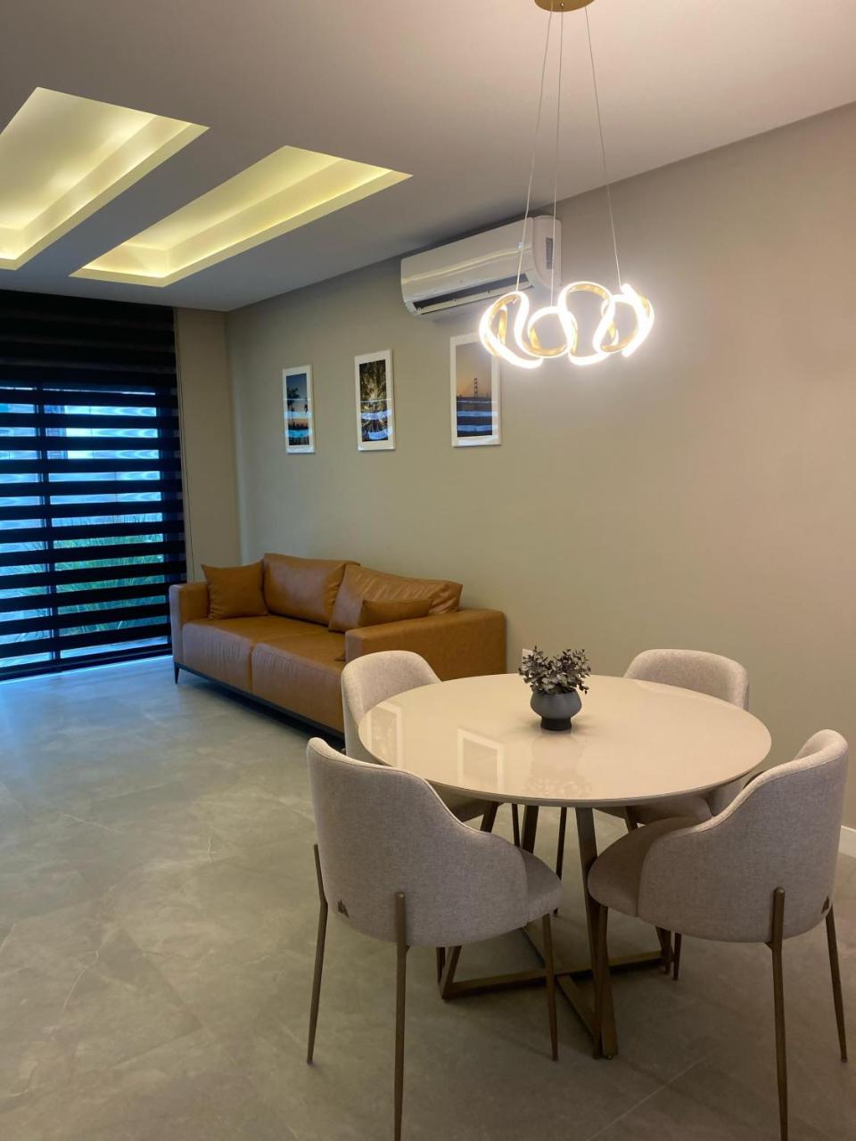 Triplex 3850 Suites