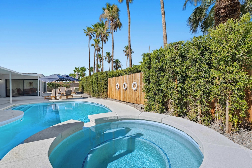 Aurora Oasis Stylish 4 BDR in Palm Springs, United States