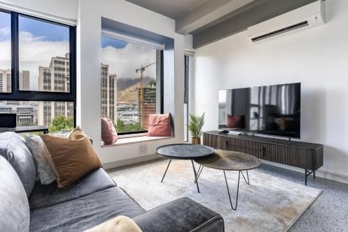 City Oasis Apartment with Rooftop Pool