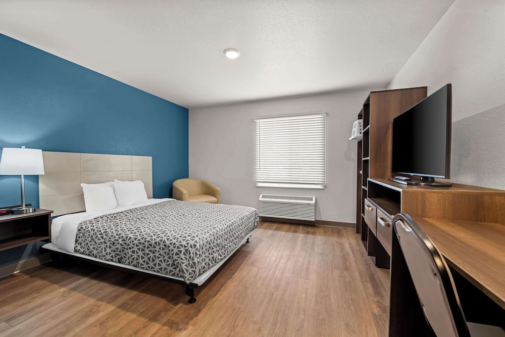 WoodSpring Suites Loves Park Rockford - photo 16