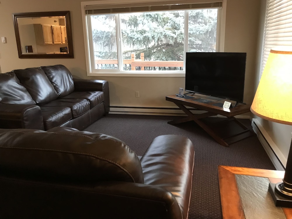 Lakeshore Inn & Suites - photo 28