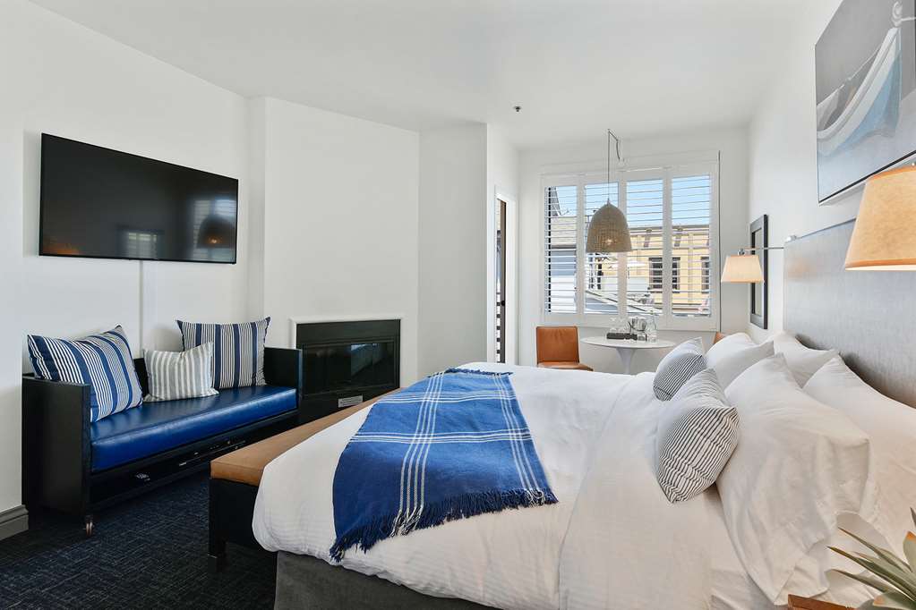 Waters Edge Hotel - photo 29