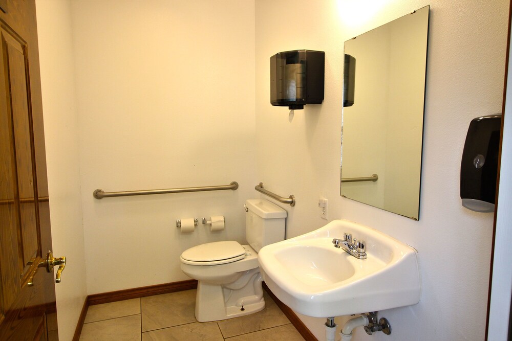 Peach Tree Inn & Suites - photo 50