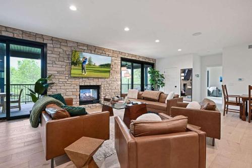 6BR Sand Valley Lodge with Hot Tub Bar & Putting Green — 4-Star Luxury Hotel in Nekoosa, United States