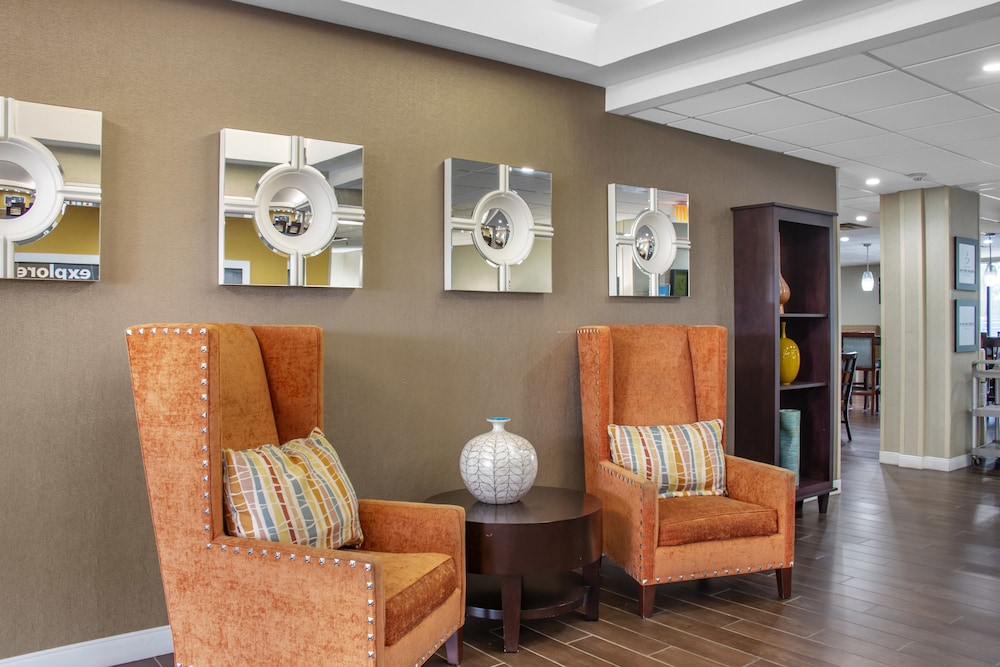 Hampton Inn Adel - photo 25