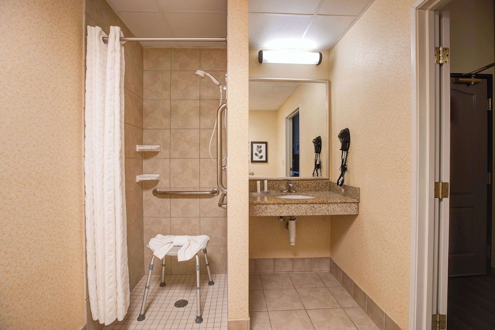 Comfort Inn & Suites St. Paul Northeast - photo 34