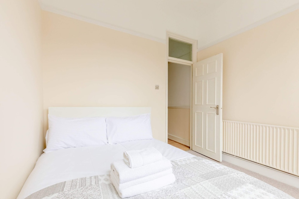 Roomy 3BD by Hampstead Heath — 4-Star Luxury Hotel in London, United Kingdom