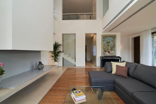 Milan Como Lake Rho Fiera Luxury Design Villa — 4-Star Luxury Hotel in Barlassina, Italy