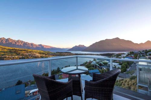 Remarkable Lookout spacious 4 bedroom holiday home — 4-Star Luxury Hotel in Queenstown, New Zealand