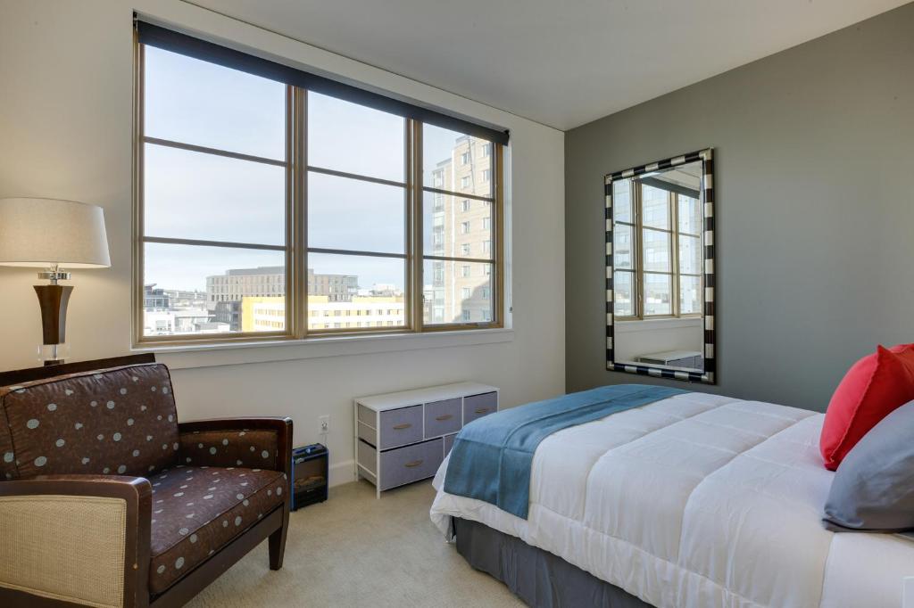 Spacious Downtown Location great for work and relaxing - photo 16