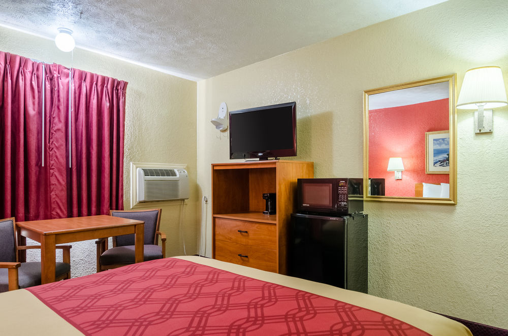Econo Lodge Interstate 35 Exit 183 - photo 16