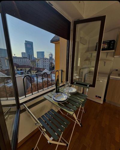 Attico Con Balcone in Centro a Milano Isola — 4-Star Luxury Hotel in Milan, Italy