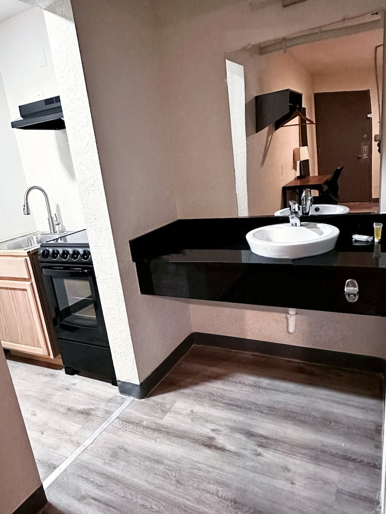 Studio City Suites a Travelodge by Wyndham - photo 23