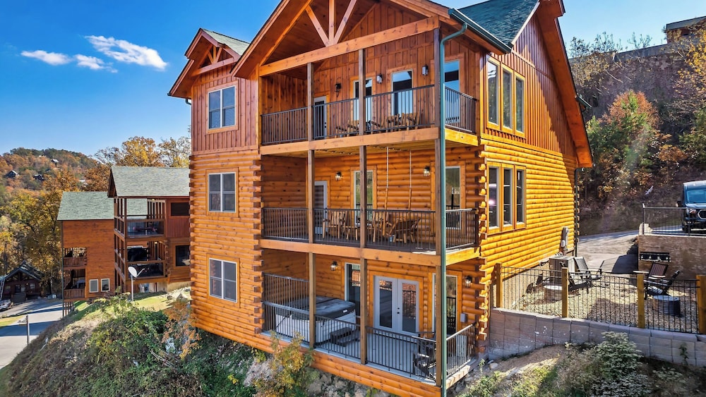 All Fun Games by AvantStay Indoor Pool Game Room Theater Mountain Views Near Pigeon Forge Dollywood in Sevierville, United States