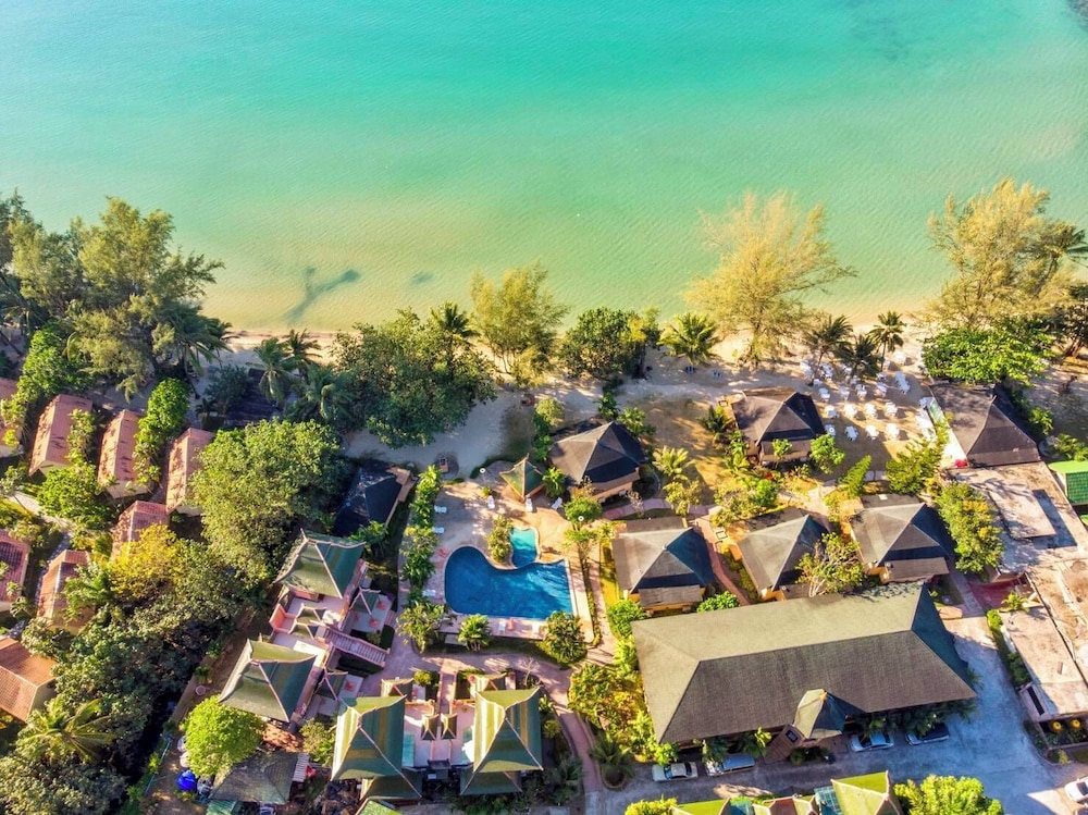 Coconut Beach Resort — hotel in Trat