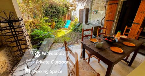 Bucolic garden magical view the bohemian life in Villeneuve-Les-Avignon, France