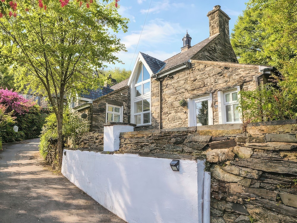 Yr Hen Ysgol The Old School — 4-Star Luxury Hotel in Porthmadog, United Kingdom